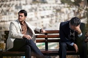 عکس غم‌انگیز فرید سریال آوای باران بر مزار پدرش