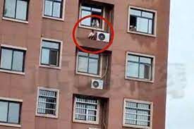 قایم‌باشک یک کودک روی لبه آپارتمان ۲۰ متری!