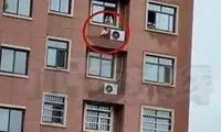 قایم‌باشک یک کودک روی لبه آپارتمان ۲۰ متری!