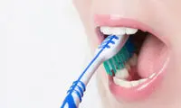اشتباهات رایج هنگام مسواک زدن که نمی‌دانستید