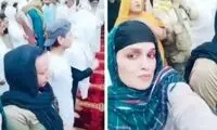 قابی از ایستادن زنان کنار مردان در نماز جماعت