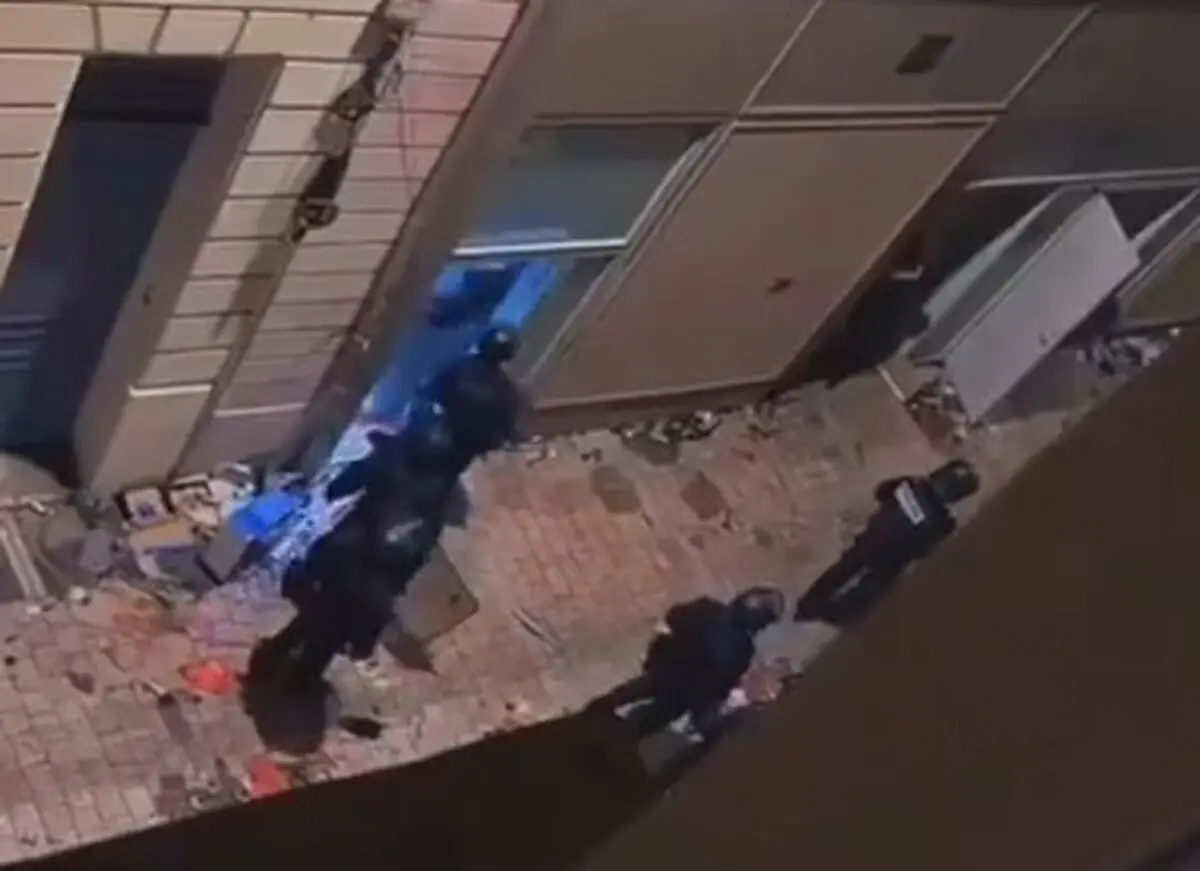 تصاویر سرقت پلیس فرانسه از فروشگاه‌ها لو رفت!