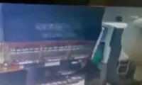  لحظه دلخراش له شدن راننده کامیون بین 2 خودرو
