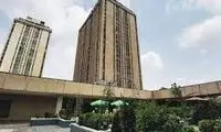 بنری که در مقابل پارکینگ یک مجتمع تجاری سوژه شد