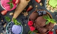 طرز تهیه بستنی قیفی خانگی با میوه و شکلات