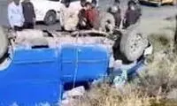 تصاویر لحظات چپ شدن نیسان آبی در جاده