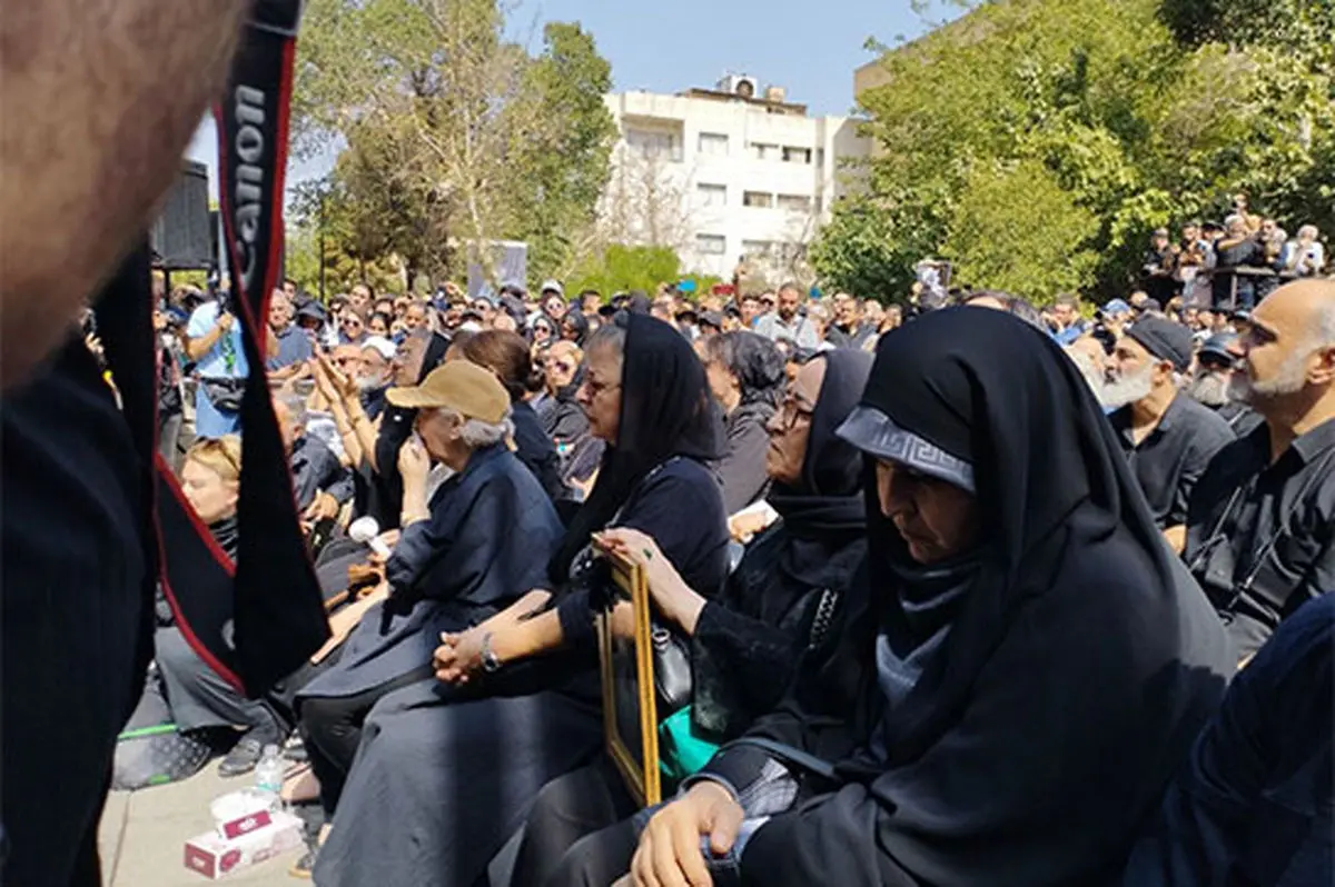 آزیتا حاجیان و امیر آقایی در مراسم تشییع اکبر عبدی