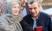 سلفی خوشحال احمدی‌نژاد با مردم در خیابان