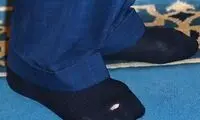جوراب سوراخ چارلز سوم در مسجد خبرساز شد!