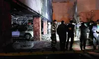 ۸ خودرو در آتشِ یک ساختمان مسکونی سوخت