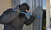 ویدیویی ترسناک از لحظه ورود یک سارق برای سرقت از منزل در ساوه!