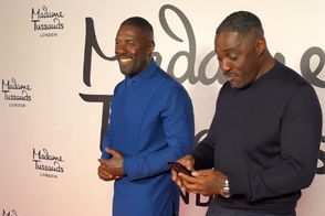 اقدام بامزه بازیگر مشهور در مراسم رونمایی از مجسمه مومی‌‌اش