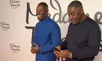 اقدام بامزه بازیگر مشهور در مراسم رونمایی از مجسمه مومی‌‌اش