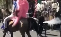 شکل و شمایل عجیب یک مرد در عزاداری با بال‌های صورتی