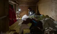 تصاویر تکان دهنده از زندگی انسان در قفس