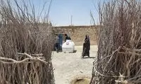 توزیع مخازن هزار لیتری آب در روستای کندوکه بخش هیرمند سیستان و بلوچستان