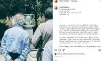 دکتر شفیعی کدکنی در کنار آرامگاه اخوان‌ثالث