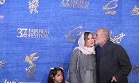 بوسه آتیلا پسیانی بر گونه دخترش روی فرش قرمز