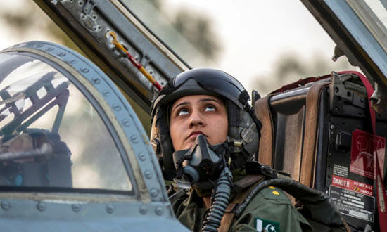 تنها زن خلبان جت جنگنده در پاکستان +عکس