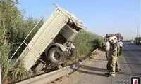 سقوط کامیونت به داخل نیزارهای حاشیه جاده