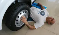 رکوردشکنی با خوابیدن زیر چرخ ماشین!