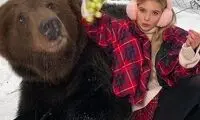 دوستی عجیب دختر جوان با یک خرس!