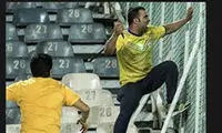 هوادار چاقو به دست نفت درگذشت