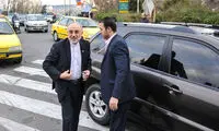 عکس: معاون روحانی هم سوار مترو شد