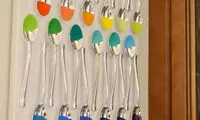 هنرنمایی با قاشق های پلاستیکی +عکس