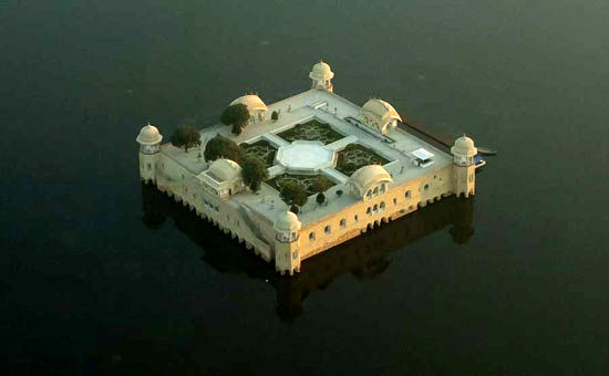 کاخ «جل محل»، بنایی عجیب و فرو رفته در آب