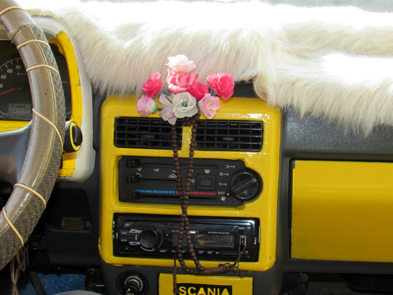 خلاقیت جالب راننده تاکسی گچسارانی در تزیین ماشینش