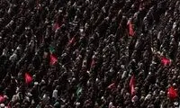 پلاکارد معنادار یک شرکت کننده در مراسم وداع 