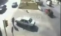 لحظه ترسناک پرت‌شدن کودک از پنجره خودرو