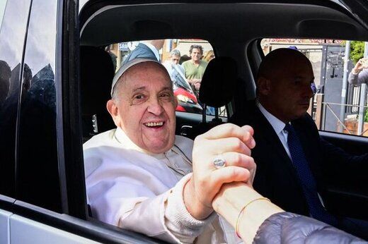 پاپ بعد از مرخص شدن از بیمارستان: هنوز زنده‌ام!