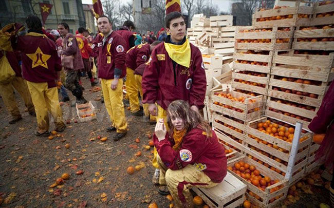 جشنواره پرتقال بازی ایتالیایی ها در شهر «ایوریا»