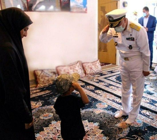 ادای احترام فرزند شهید کنارک به فرمانده ارتشی