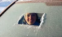 چگونه شیشه یخ‌زده‌ی ماشین خود را پاک کنیم؟