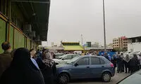 صف مرغ در میدان میوه و تره‌بار آل‌احمد