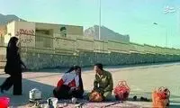 مادری با فرزند شهیدش در سیزده بدر سال ۶۰