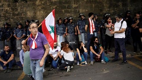 ادامه تظاهرات در لبنان و مذاکرات برای حل بحران