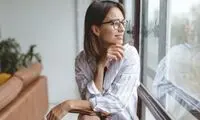 ۹ ویژگی شخصیتی افرادی که از تنهایی خود لذت می‌برند