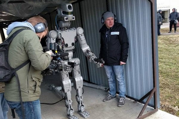 ربات هفت تیرکش روسیه با قابلیت رانندگی