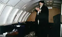 نماز امام (ره) در هواپیما در مسیر فرانسه به ایران