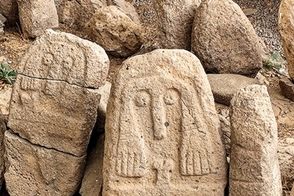 بچه‌هایی که در مدرسه سنگ شده‌اند!