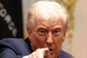 ترامپ، شهردار مسلمان نیویورک را مسخره کرد 