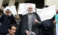 توکلی در میان تجمع کنندگان مقابل سازمان خصوصی سازی