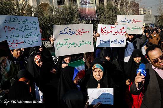 پلاکاردهای عجیب در راهپیمایی تهران