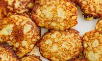 پنکیک سیب‌زمینی مغزدار با گوشت (درانیکی)