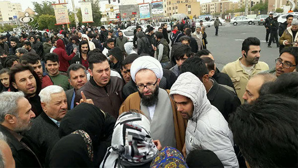 امام‌جمعه پرند در جمع معترضین