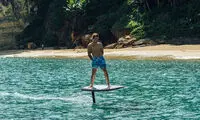 تخته موج‌سواری الکتریکی که امکان پرواز روی آب را می‌دهد